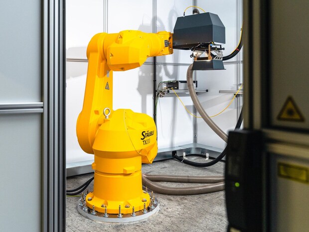JenScan Style Laseranlage von Jenoptik an gelbem Roboterarm